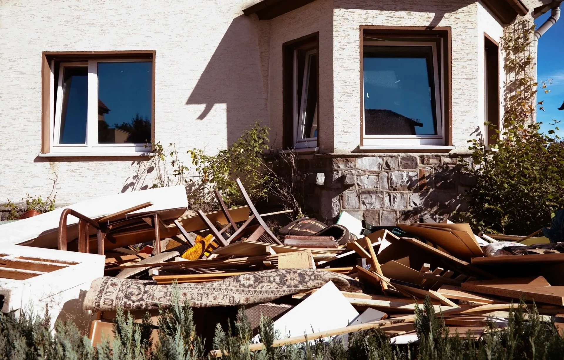 A house that has been demolished and piled up.